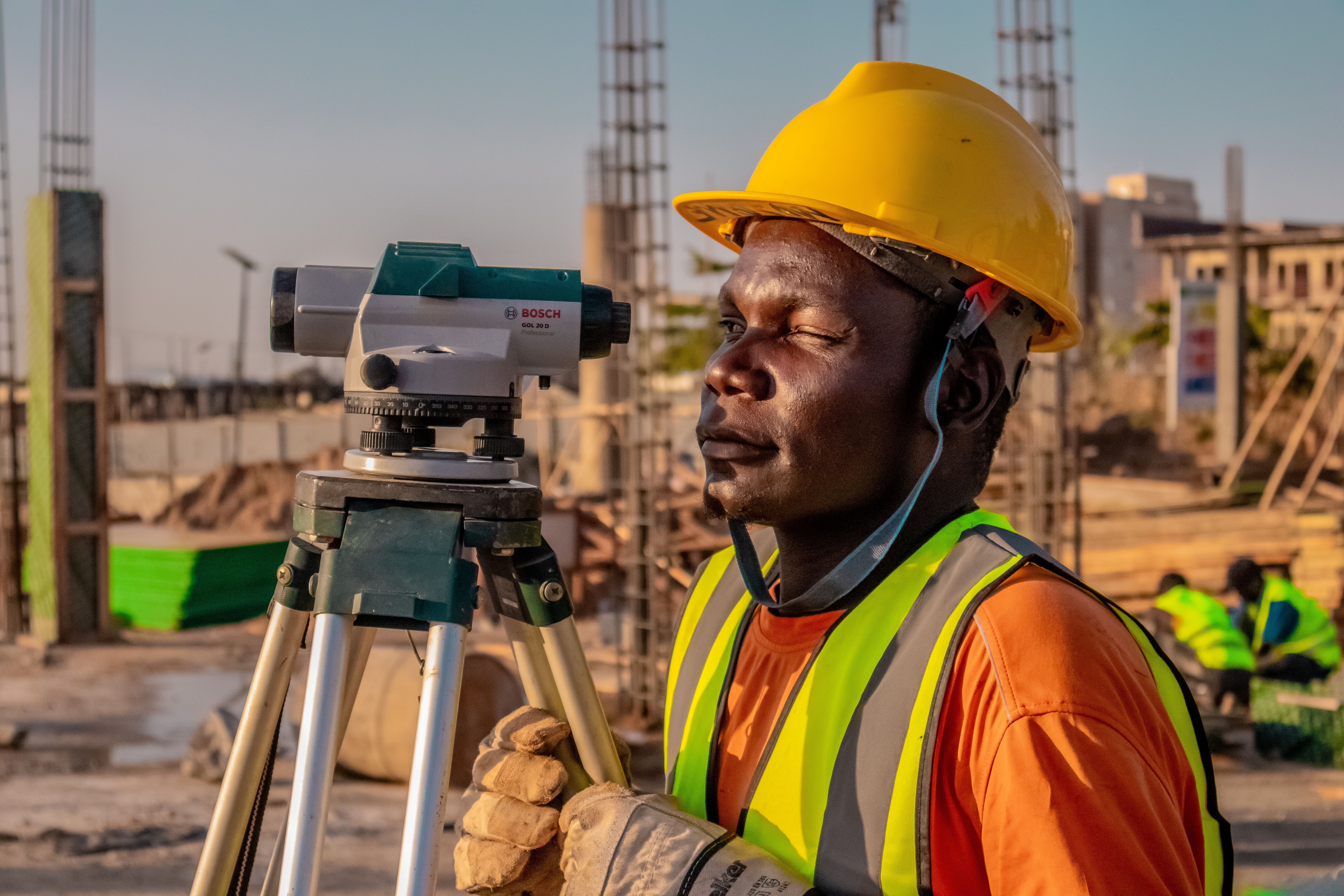 Ingénieur AFIB GROUP utilisant un niveau optique sur chantier